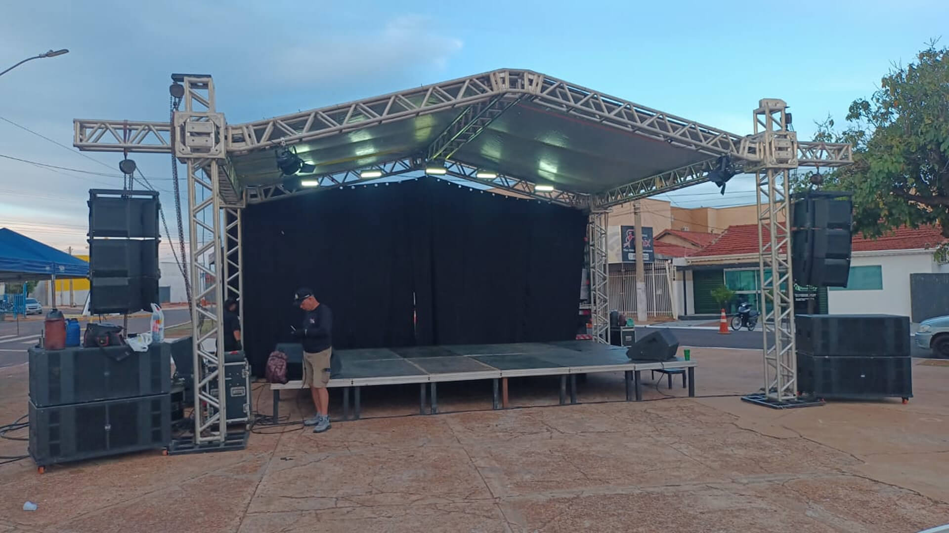 Palco, iluminação, som